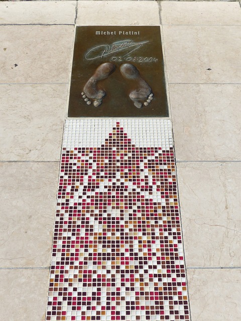 C罗被罚下后，看台上的爱尔兰球迷模仿他做出的哭泣手势